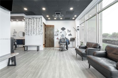 Купить коммерческую недвижимость в Хайалиа, Флорида № 2054266 - фото 2