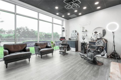 Купить коммерческую недвижимость в Хайалиа, Флорида № 2054266 - фото 4