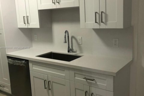 Condo in Miami, Florida, 2 bedrooms  № 2049884 - photo 2