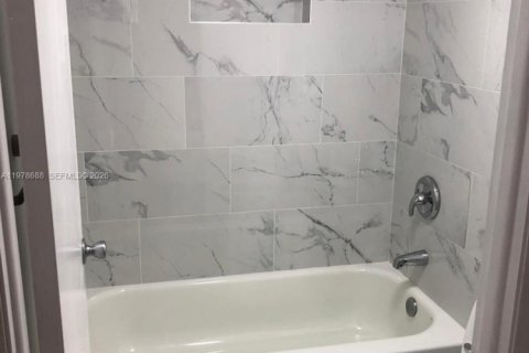 Condo in Miami, Florida, 2 bedrooms  № 2049884 - photo 3