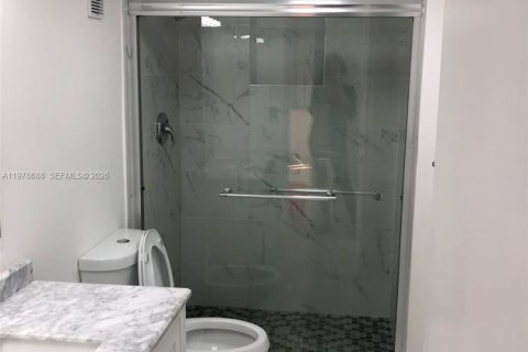 Condo in Miami, Florida, 2 bedrooms  № 2049884 - photo 4