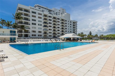 Купить кондоминиум в Майами-Бич, Флорида 2 спальни, 192.31м2, № 1958373 - фото 1