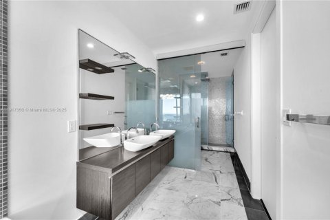 Condominio en alquiler en Miami, Florida, 2 dormitorios, 138.61 m2 № 1973505 - foto 17