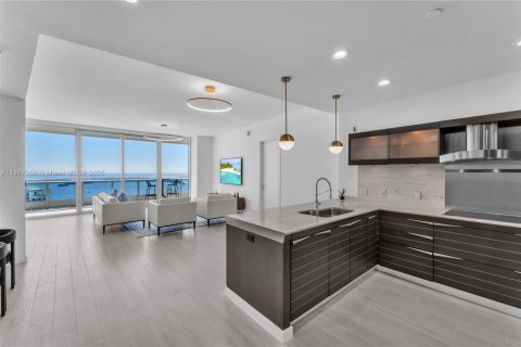 Condominio en alquiler en Miami, Florida, 2 dormitorios, 138.61 m2 № 1973505 - foto 2