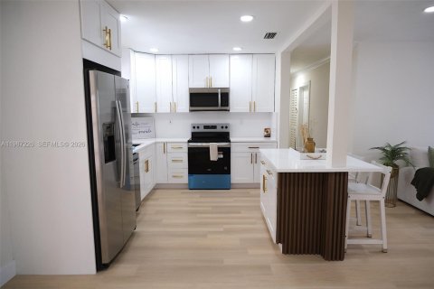 House in Pompano Beach, Florida 3 bedrooms, 120.03 sq.m. № 2048919 - photo 5