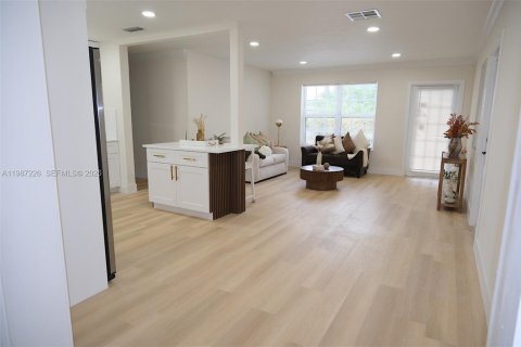 House in Pompano Beach, Florida 3 bedrooms, 120.03 sq.m. № 2048919 - photo 7