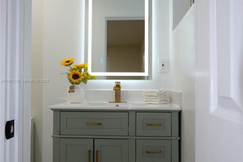 House in Pompano Beach, Florida 3 bedrooms, 120.03 sq.m. № 2048919 - photo 24