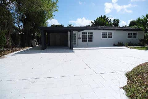 House in Pompano Beach, Florida 3 bedrooms, 120.03 sq.m. № 2048919