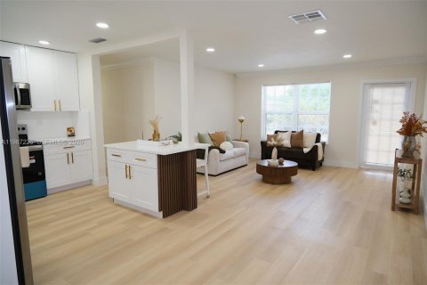 House in Pompano Beach, Florida 3 bedrooms, 120.03 sq.m. № 2048919 - photo 8