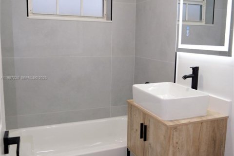 House in Pompano Beach, Florida 3 bedrooms, 120.03 sq.m. № 2048919 - photo 20