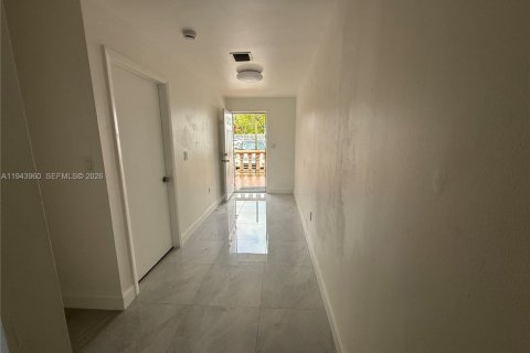 Apartment in Miami, Florida 1 bedroom, 218.51 sq.m. № 2000647 - photo 4