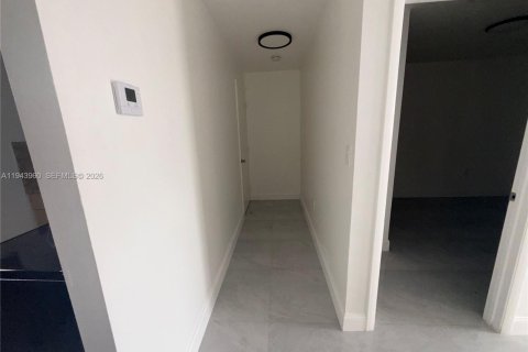 Apartment in Miami, Florida 1 bedroom, 218.51 sq.m. № 2000647 - photo 5