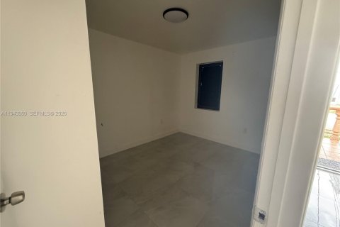 Apartment in Miami, Florida 1 bedroom, 218.51 sq.m. № 2000647 - photo 6