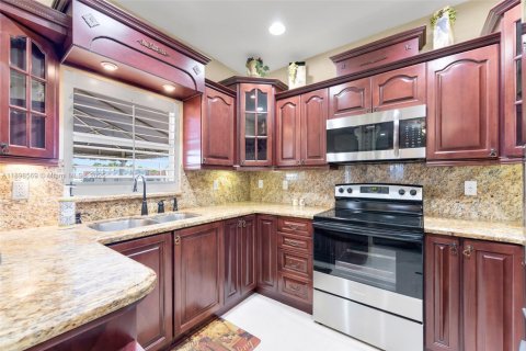 House in Medley, Florida 4 bedrooms, 170.94 sq.m. № 1953999 - photo 15