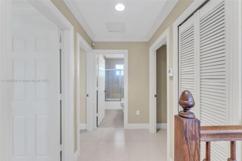 House in Medley, Florida 4 bedrooms, 170.94 sq.m. № 1953999 - photo 22