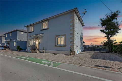 House in Medley, Florida 4 bedrooms, 170.94 sq.m. № 1953999 - photo 3