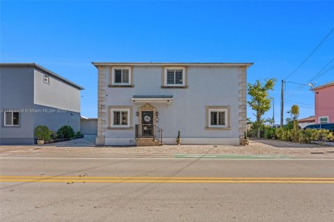 House in Medley, Florida 4 bedrooms, 170.94 sq.m. № 1953999 - photo 1