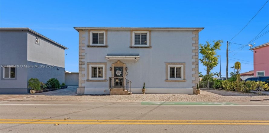 House in Medley, Florida 4 bedrooms, 170.94 sq.m. № 1953999