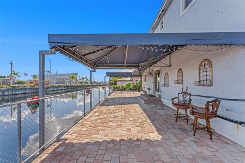 House in Medley, Florida 4 bedrooms, 170.94 sq.m. № 1953999 - photo 6