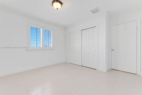 House in Medley, Florida 4 bedrooms, 170.94 sq.m. № 1953999 - photo 27