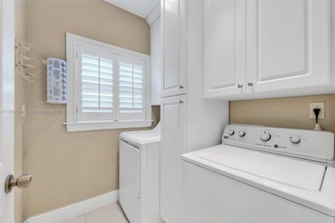 House in Medley, Florida 4 bedrooms, 170.94 sq.m. № 1953999 - photo 19