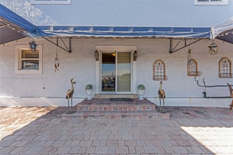 House in Medley, Florida 4 bedrooms, 170.94 sq.m. № 1953999 - photo 5