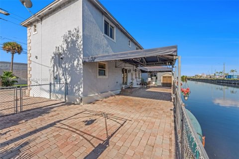 House in Medley, Florida 4 bedrooms, 170.94 sq.m. № 1953999 - photo 2