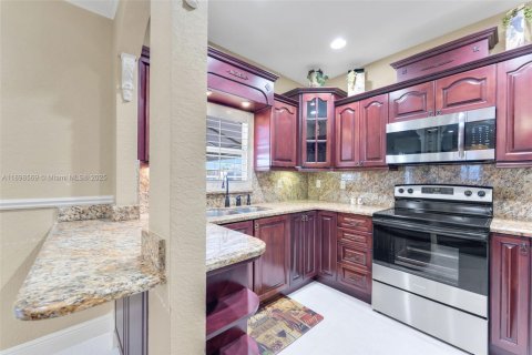 House in Medley, Florida 4 bedrooms, 170.94 sq.m. № 1953999 - photo 14