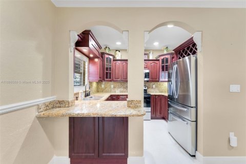 House in Medley, Florida 4 bedrooms, 170.94 sq.m. № 1953999 - photo 10