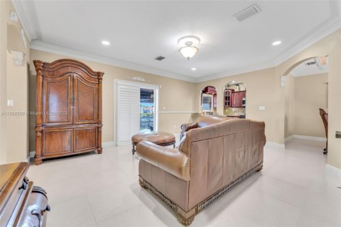 House in Medley, Florida 4 bedrooms, 170.94 sq.m. № 1953999 - photo 8