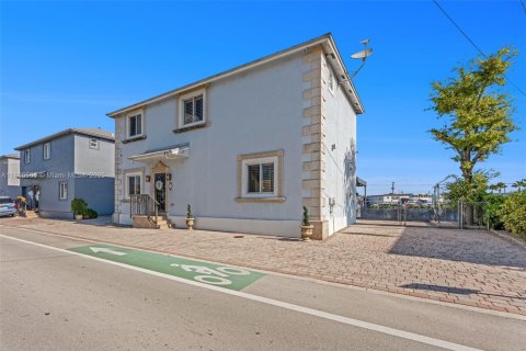 House in Medley, Florida 4 bedrooms, 170.94 sq.m. № 1953999 - photo 4