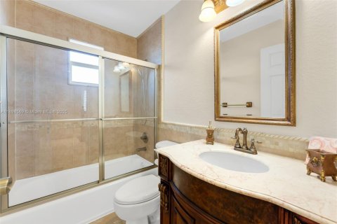 House in Medley, Florida 4 bedrooms, 170.94 sq.m. № 1953999 - photo 23