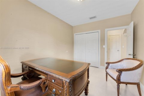 House in Medley, Florida 4 bedrooms, 170.94 sq.m. № 1953999 - photo 21