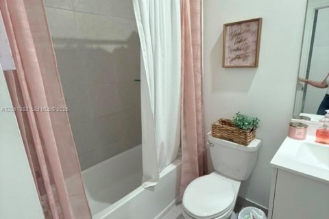 Townhouse in Miami, Florida 3 bedrooms, 168.34 sq.m. № 2271954 - photo 27