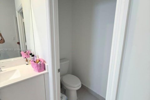 Townhouse in Miami, Florida 3 bedrooms, 168.34 sq.m. № 2271954 - photo 20