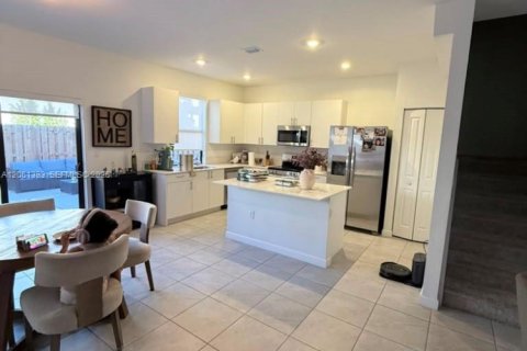 Townhouse in Miami, Florida 3 bedrooms, 168.34 sq.m. № 2271954 - photo 9