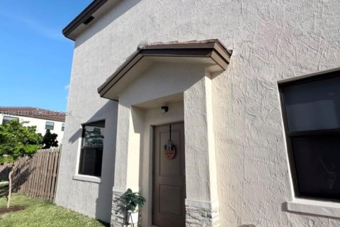 Townhouse in Miami, Florida 3 bedrooms, 168.34 sq.m. № 2271954 - photo 2