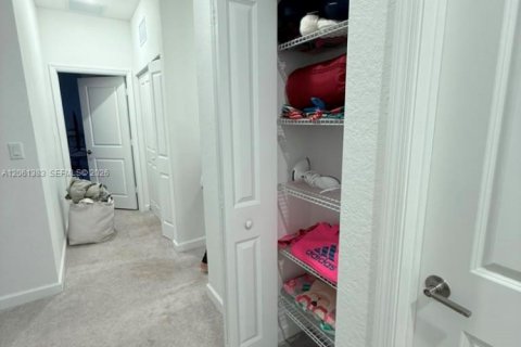 Townhouse in Miami, Florida 3 bedrooms, 168.34 sq.m. № 2271954 - photo 22