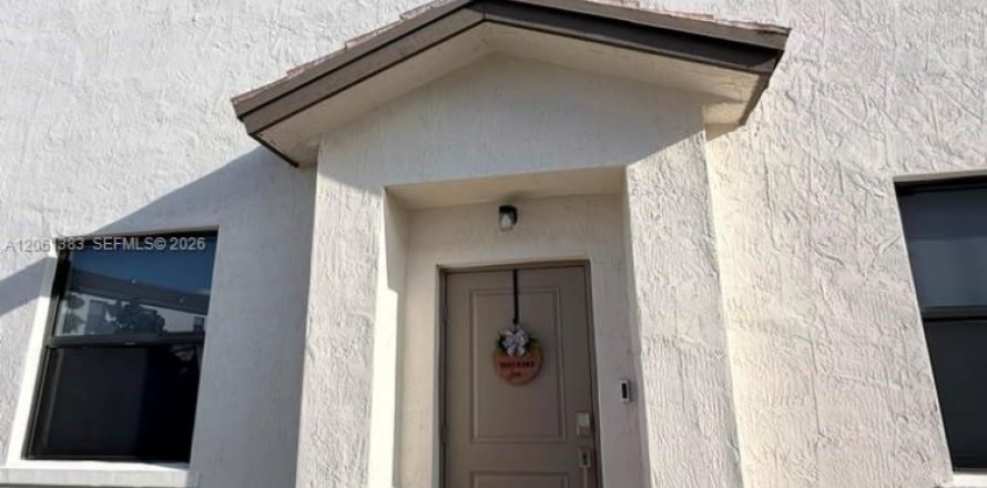 Townhouse in Miami, Florida 3 bedrooms, 168.34 sq.m. № 2271954