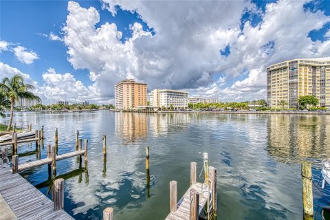 Купить кондоминиум в Халландейл-Бич, Флорида 1 спальня, 120.77м2, № 2043909 - фото 9