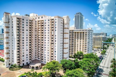 Купить кондоминиум в Халландейл-Бич, Флорида 1 спальня, 120.77м2, № 2043909 - фото 3