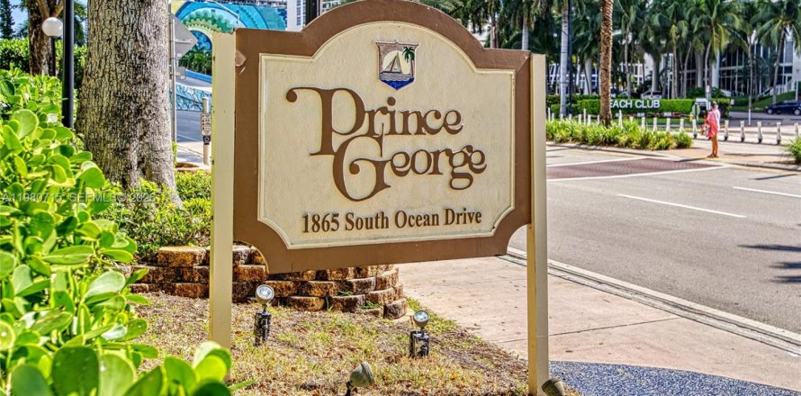 Кондоминиум с 1 спальней в Халландейл-Бич, Флорида № 2043909