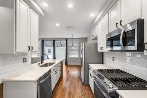 Townhouse in Tampa, Florida 3 bedrooms, 134.89 sq.m. № 2142830 - photo 7