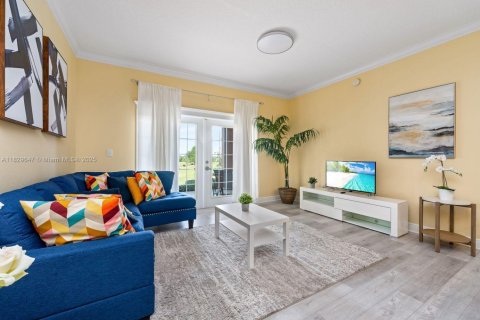 Condominio en venta en Kissimmee, Florida, 3 dormitorios № 1809687 - foto 1