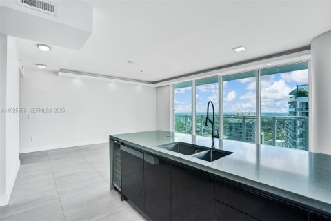 Condo in Miami, Florida, 2 bedrooms  № 1984008 - photo 2