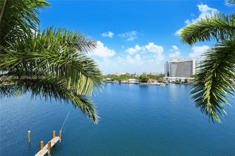 Condo à Miami Beach, Floride, 4 chambres  № 2395158