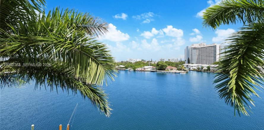 Condo à Miami Beach, Floride, 4 chambres  № 2395158