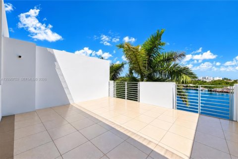 Copropriété à vendre à Miami Beach, Floride: 4 chambres, 249.16 m2 № 2395158 - photo 2