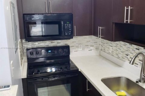 Снять в аренду кондоминиум в Норт-Майами, Флорида 1 спальня, 53.14м2, № 1970880 - фото 3