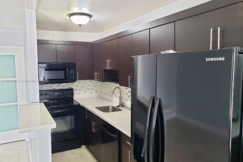 Снять в аренду кондоминиум в Норт-Майами, Флорида 1 спальня, 53.14м2, № 1970880 - фото 1